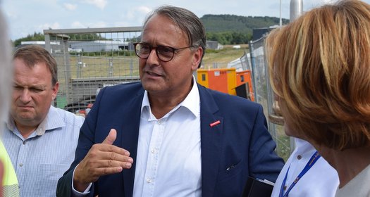 Ralf Hellrich zusammen mit Ministerpräsidentin Malu Dreyer bei einem Vor-Ort-Termin nach der Flutkatastrophe im Ahrtal.
